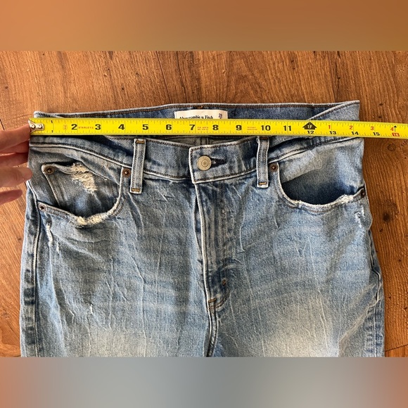 Abercrombie & Fitch High Rise Mom Jean 29/8 Light Distressing EUC 29 8 - Picture 9 of 13